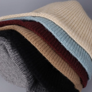 Bonnets en maille épaisse pour femmes en six couleurs dont beige bleu et noir