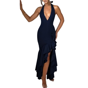 Détail d'une robe longue bleu marine avec licou, décolleté en V profond et ourlet volanté