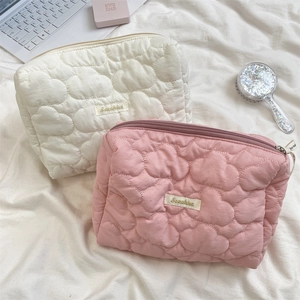 Gesteppte Kosmetiktaschen in Rosa und Creme mit Wolkenmuster und Marken-Webetikett