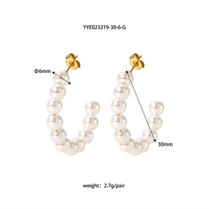 Detail von 30mm C-förmigen Creolen mit 6mm Perlen und goldenen Metallsteckern