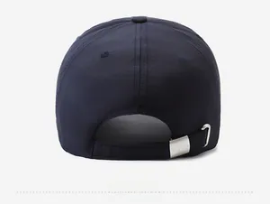Dettaglio del retro del cappellino da baseball blu navy con fibbia SPORTS regolabile