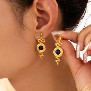 Eleganti orecchini a serpente placcati oro 18k con pietra naturale blu tonda
