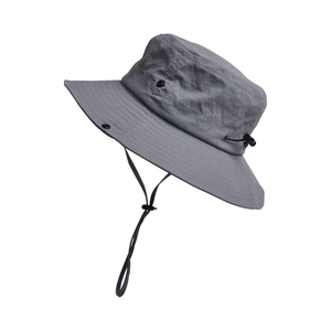 Dettaglio cappello da pesca ad asciugatura rapida con fori di ventilazione e cordino