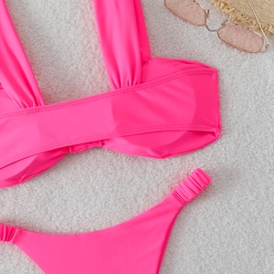 Vue détaillée à plat d'un bikini deux pièces rose vif avec texture côtelée et cordons