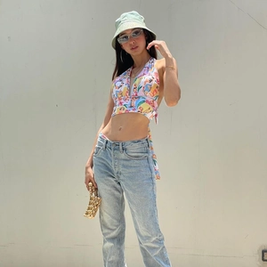 Detaillierte Nahaufnahme des Damen Halter-Crop-Tops mit Vintage-Porträtdruck und Band