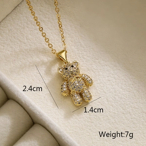 Dettagli delle dimensioni del ciondolo a orsetto con zirconi, 2.4cm per 1.4cm di larghezza