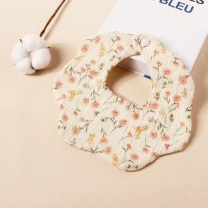 Detailweergave van dit 6-laags katoenen hydrofiel babyslabbetje met mooie bloemenprint