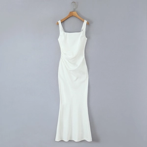 Detailansicht weißes Satin-Abendkleid mit Karree-Ausschnitt und Falten in der Taille