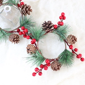 Weihnachtskranz mit Kiefernadeln, roten Beeren und Zapfen auf weißem Plüschgrund