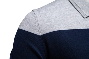 Detail der Schulternähte und Stricktextur eines Kontrast-Poloshirts für Herren