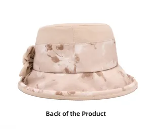 Vista posteriore di un cappello estivo con nastro floreale e fiocco su fondo bianco