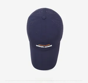 Detalle macro de los agujeros de ventilación cortados con láser y bordado en la gorra