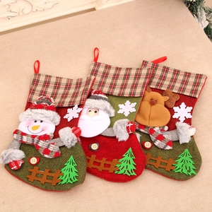 Drei große karierte Weihnachtssocken mit Weihnachtsmann, Schneemann und Rentier Motiven