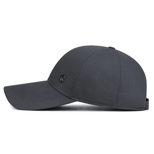 Berretto da baseball grigio scuro da uomo con logo metallico e tessuto ad asciugatura rapida