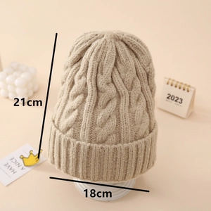 Detail showing cable knit pattern and dimensions 21x18cm of the thick beige beanie hat