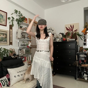 Detailansicht einer Vintage-Metall-Taillekette kombiniert mit einem weißen Y2K-Outfit