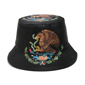 Détail de la broderie aigle du Mexique avec coutures 3D sur un chapeau bob en coton