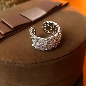 Bague ouverte large en argent avec oxydes de zirconium sur coffret en velours
