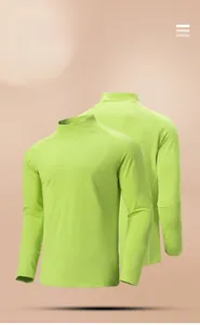 Détail d'un sweat thermique vert néon à col montant avec manches raglan et tissu doux