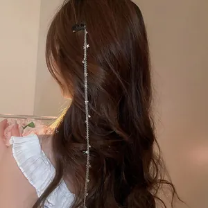 Pince à cheveux élégante avec étoiles et longues chaînes argentées pour coiffure chic