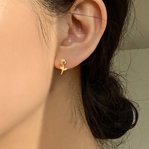 Puce d'oreille fleur de rose en argent sterling 925 doré portée sur l'oreille