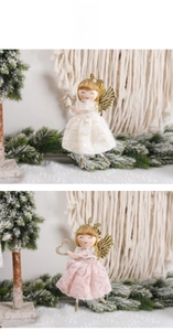 Détail de suspensions d'anges de Noël avec jupes en dentelle et ailes dorées déco