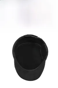 Dettaglio cappello invernale con fodera in pile spessa e paraorecchie protettivi