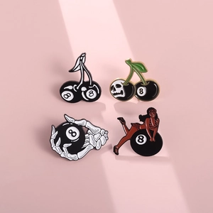 Amerikanische Retro 8 Kugel Emaille Brosche Pins Legierung Totenkopf Kirsche Skelett Hand Bikini Mädchen Reversnadel Abzeichen Mode Schmuck