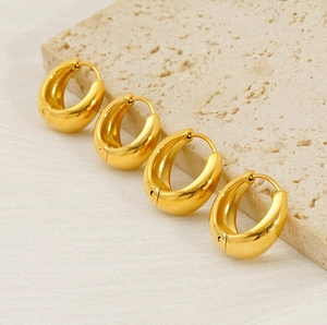 Dettaglio di orecchini a cerchio a goccia bombati placcati oro 18k su pietra