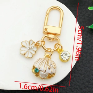 Détails du porte-clés à fleurs et nacre avec les dimensions de 5cm et 1.6cm