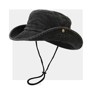 Détail d'un chapeau de soleil gris foncé avec boutons-pression et cordon réglable
