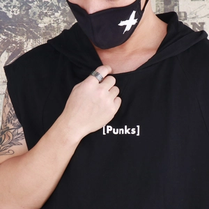 Gros plan d'une bague rétro punk en acier inoxydable avec une texture martelée au doigt