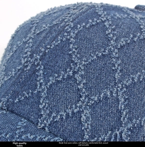 Détail macro d'une casquette en denim bleu avec texture losange vieillie et bords effilochés