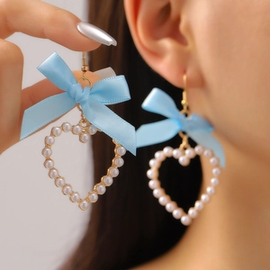 Boucles d'oreilles nœud bleu clair avec perles en forme de cœur et crochets dorés