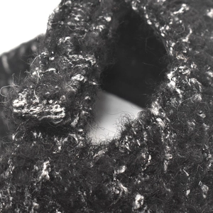 Vue macro de la texture tricotée noire avec des fils métalliques argentés étincelants