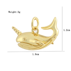 Vue macro du pendentif narval plaqué or 18K avec dimensions 1,9cm et poids de 3g