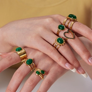 Set di 7 anelli vintage in acciaio inossidabile dorato con pietra naturale verde