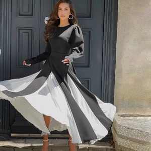Robe longue élégante noir et blanc à manches longues avec taille nouée et ourlet plissé