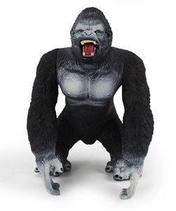 Dettaglio statuetta realistica di gorilla con espressione ruggente e trama del pelo