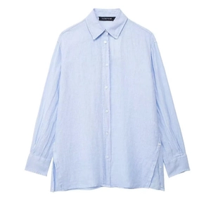 Chemise ample en lin bleu clair à manches longues avec boutons et fentes latérales