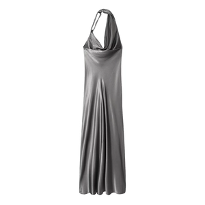 Robe midi en satin argenté avec col bénitier, chaîne perlée et drapé asymétrique chic