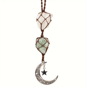 Détail de pendentif boho tressé avec cristaux d'améthyste bruts et croissant de lune argenté