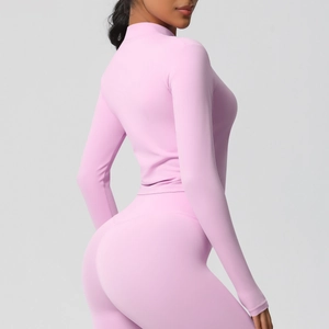 Détail de la veste de sport rose à col montant montrant le tissu extensible et la couture