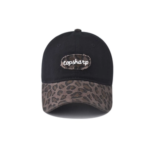 Détail de l'écusson léopard avec broderie topsharp sur une casquette de baseball noire
