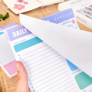 Blocco note giornaliero minimalista con sezioni per obiettivi e fogli strappabili