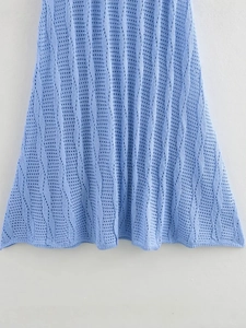 Détail de la jupe en maille bleu clair avec motifs de vagues au crochet et dentelle ajourée