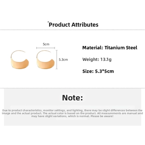 Vue détaillée de boucles d'oreilles dorées ondulées en acier avec dimensions précises
