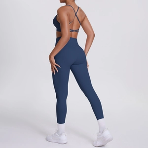 Détail d'un ensemble de yoga bleu foncé avec soutien-gorge croisé et legging taille haute