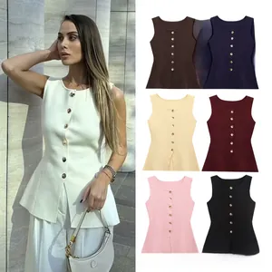 Détail du gilet en maille à basque avec sept boutons dorés vintage en sept coloris