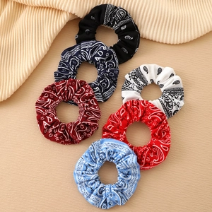 Detail von 6er-Pack Paisley-Haargummis in verschiedenen Farben mit weicher Stoffstruktur